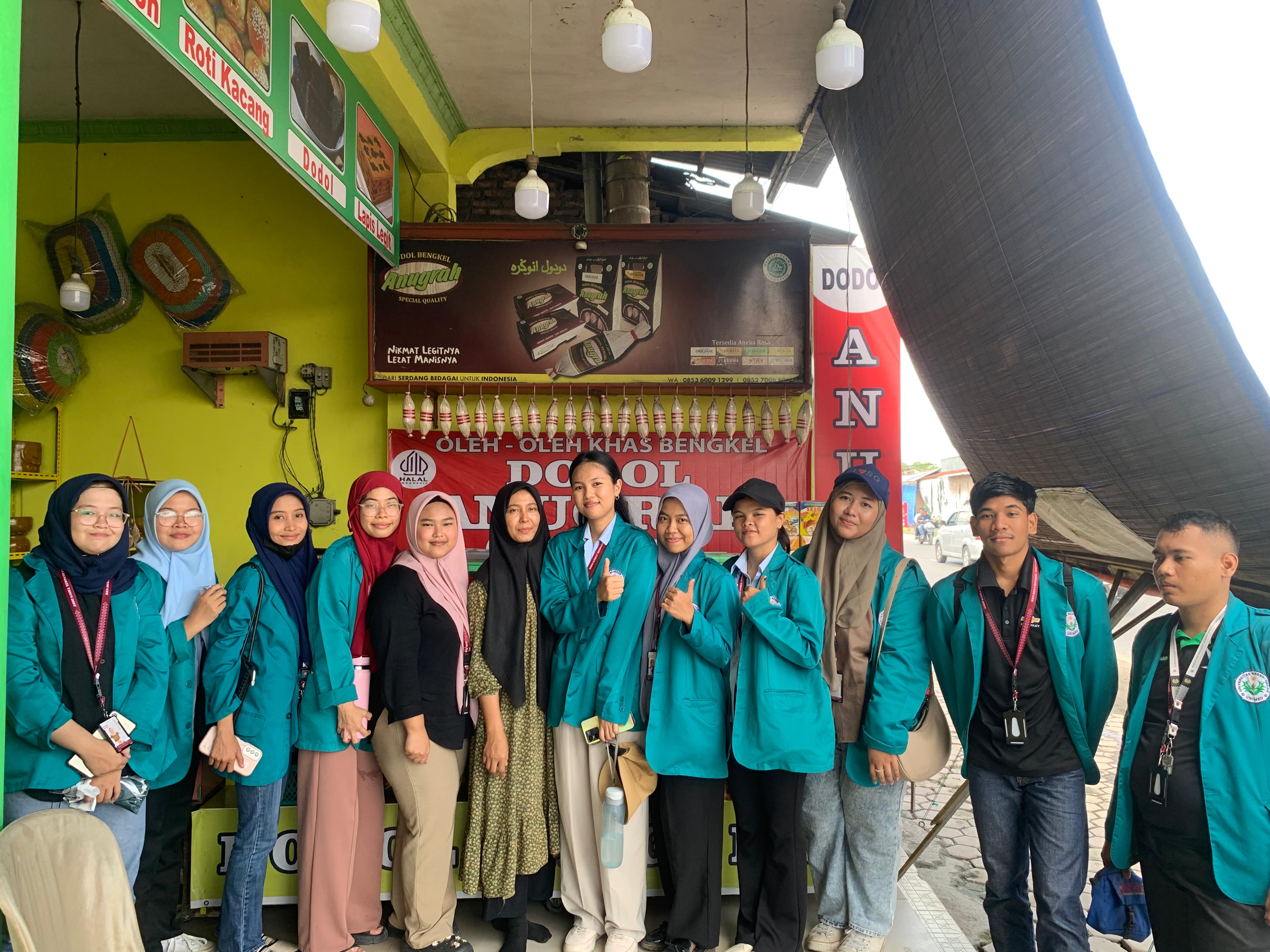 Kunjungan Mahasiswa KKN Unimed 2025 ke salah satu UMKM Dodol di Desa Bengkel